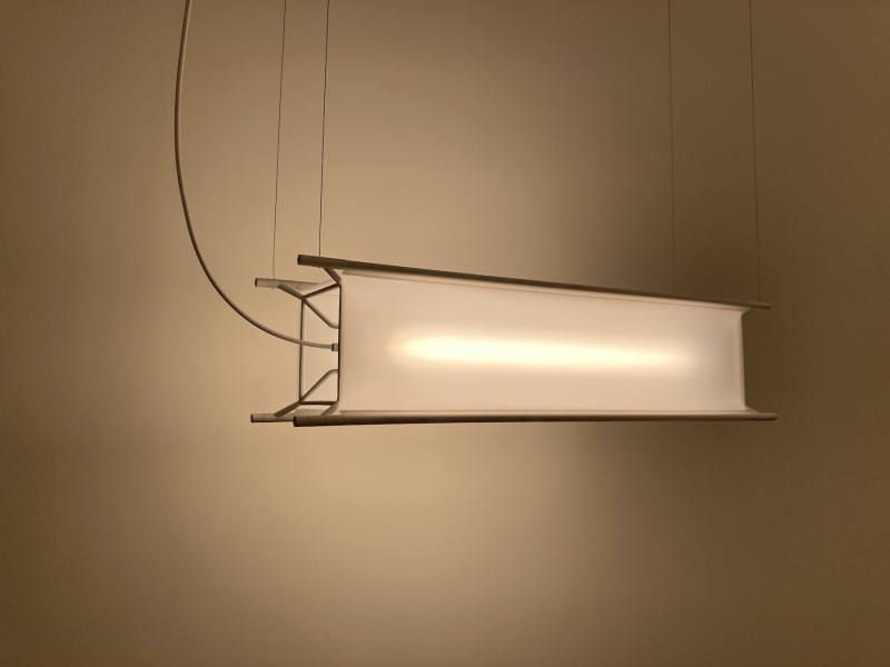 Vierkantige Tischleuchte, Metallgestänge mit transparenter Lampenfolie bespannt, Leuchtkörper stabförmig