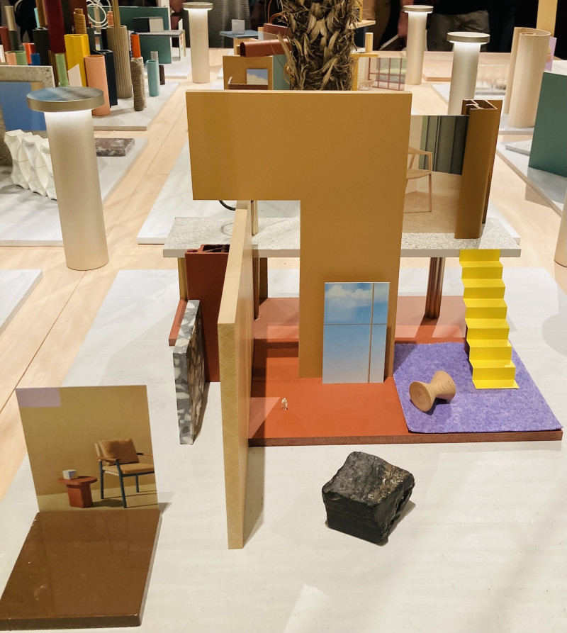 Ansicht eines Miniaturmodells mit Farb und Materialmustern, angeorndnet wie ein 2 stöckiger Raum mit Treppe