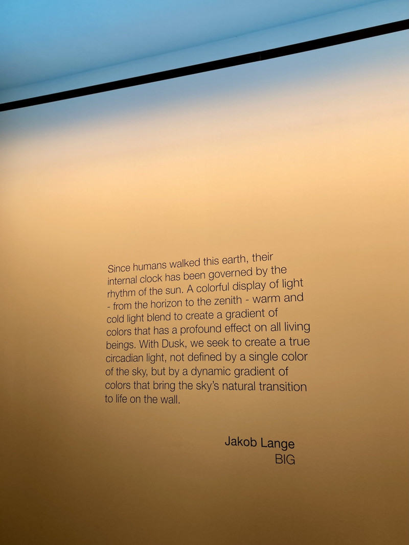 Licht, das eine dem Horizont nachempfundene sanft wechselnde Lichtstimmung mittels eines Leuchtbands erzeugt